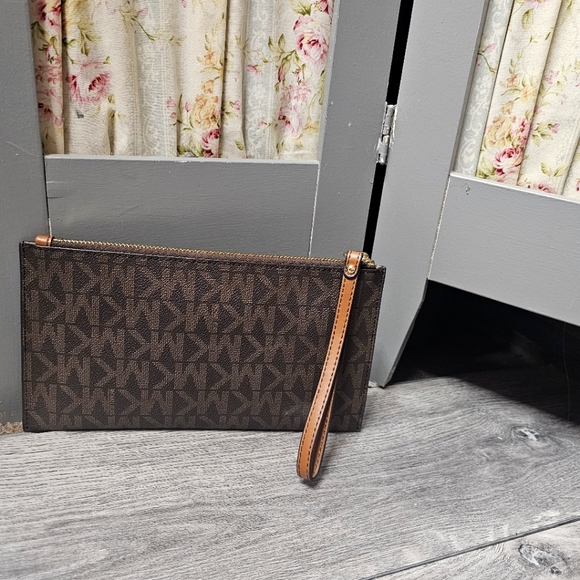 Michael Kors Large Signature Logo Brown Clutch Bag Wallet Wristlet - Picture 3 of 8